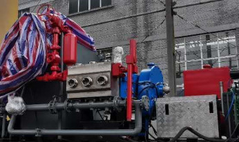 HTB250 लाइट वेट ऑयलफील्ड वाहन पंप प्रवाह दर 13-80m³ / H @ दबाव 10-35Mpa . के साथ